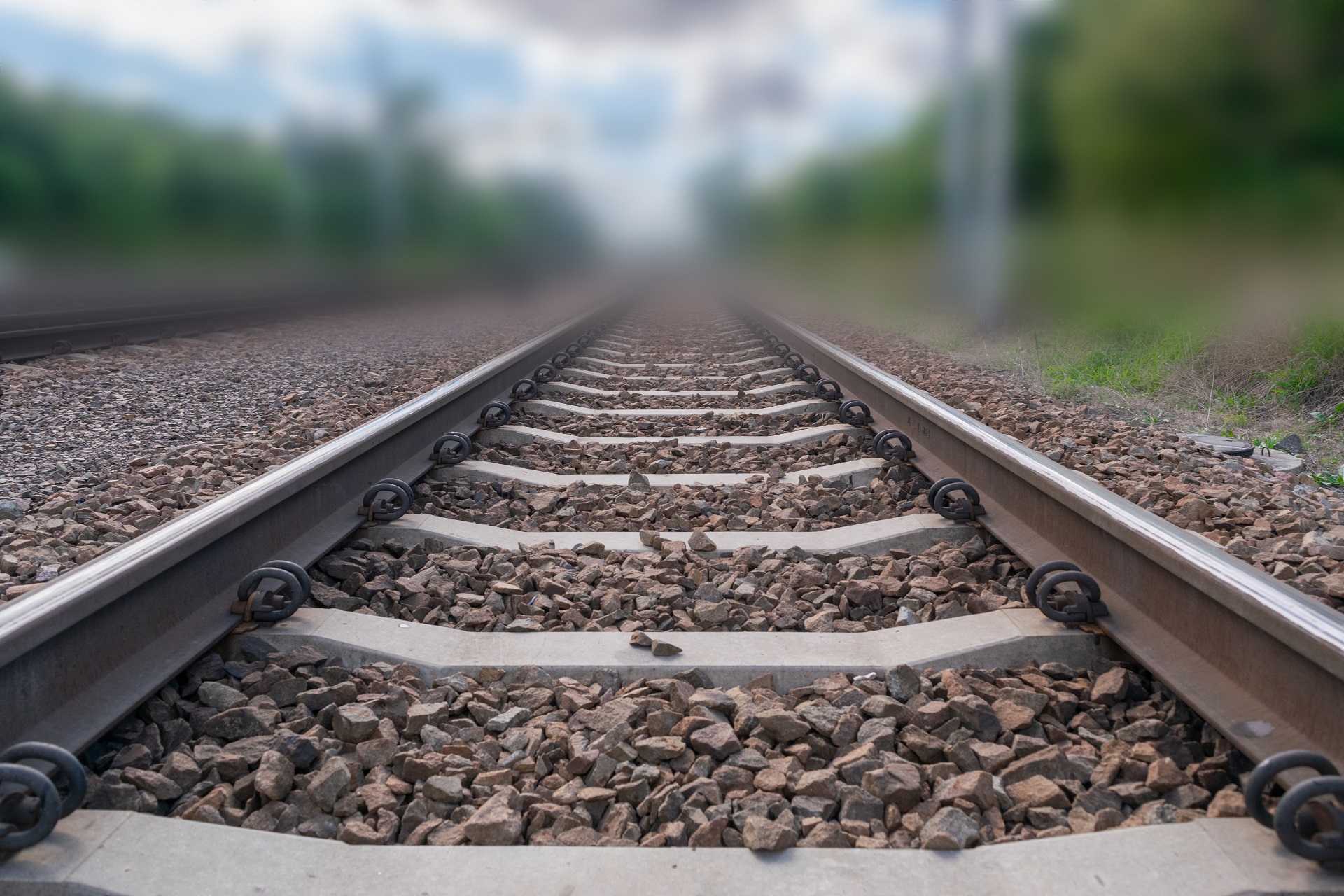 Один из самых сложных этапов строительства железнодорожного пути – подготовка балластной призмы. Фото: Shutterstock/FOTODOM