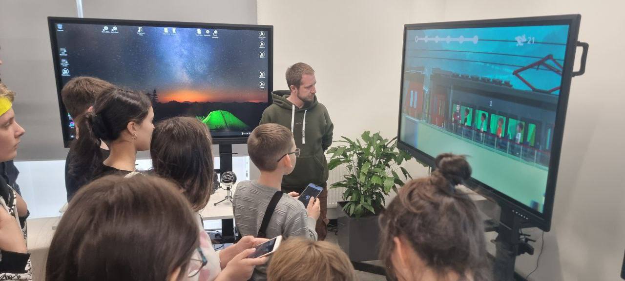 Участники программы «Сириус.Лето» совместно с «ОЦРВ» РЖД разработали видеоигру на железнодорожную тему.