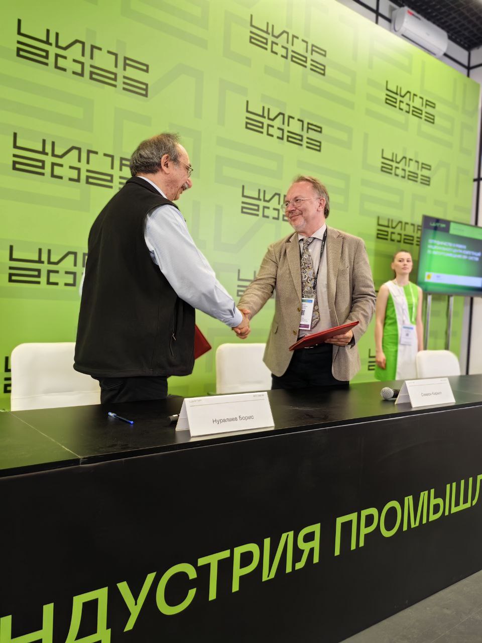 РЖД и 1С договорились создать национальную ERP-систему, не уступающую зарубежным аналогам. На фото: Борис Нуралиев (слева) и Кирилл Семион (справа)